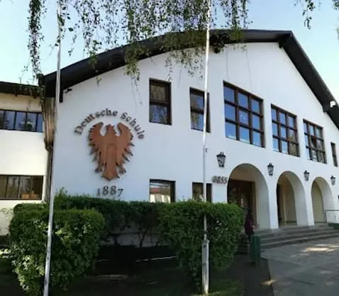 Fachada del Colegio Alemán de Temuco, Holandesa 0855